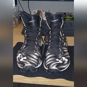 Kids Under Armour Black and White Highlight Cleats Size 2Y